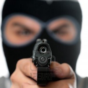 8347792-eine-bose-aussehenden-mann-mit-einer-ski-maske-zeigt-eine-schwarze-pistole-auf-den-betrachter-funkti_300x300_scaled_cropp