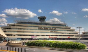 800px-Flughafen_Köln-Bonn_-_Terminal_1_Hauptgebäude_9054-56