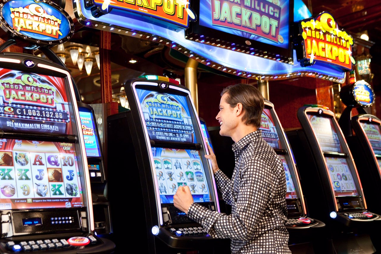 Игровые автоматы с джекпотом. Игровые автоматы джекпот. Мужчина казино игровой автомат. Казино в Перми.