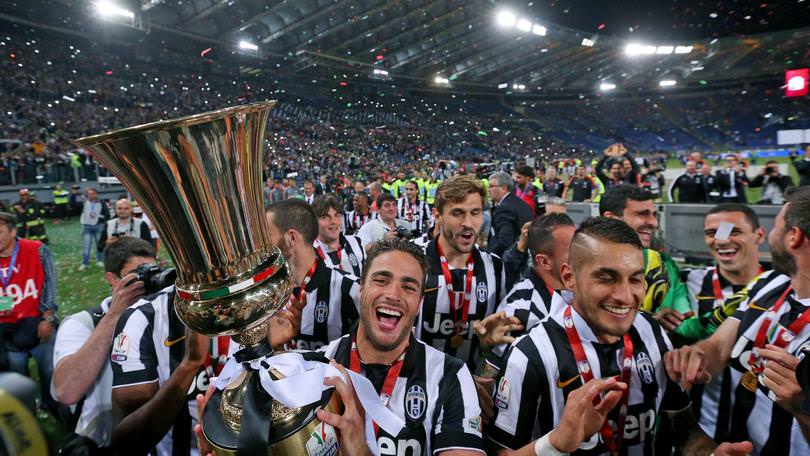 Juventus's players celebrate with the trophy after winning the Italy Cup final soccer match against SS Lazio at the Olimpico stadium in Rome, Italy, 20 May 2015. ANSA/ALESSANDRO DI MEO