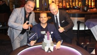 Turniersieger Christian Stratmeyer mit Pokerchef Uwe Wenda und Hochgepokert-Chef JPJ