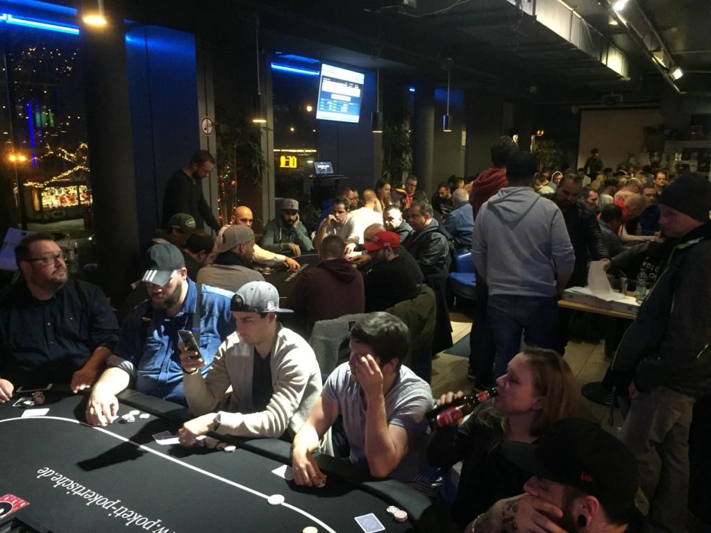 GPD_LM-NRW_-_Pokeraction_im_Giga-Center